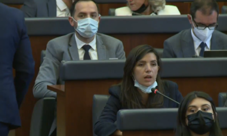 “Po, jam dekoncentruar”, deputetja e VV-së reagon pasi iu bë virale videoja ku bllokoi gjatë fjalimit