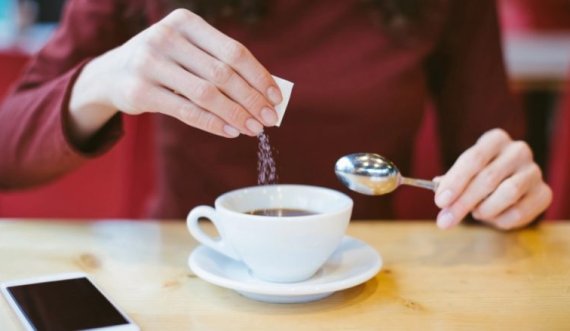 Probleme me zorrët? Shtimi i këtij ëmbëlsuesi në kafenë tuaj të mëngjesit mund të jetë shkaku