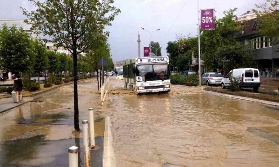 Reshje të mëdha shiu sot, paralajmërohen edhe vërshime