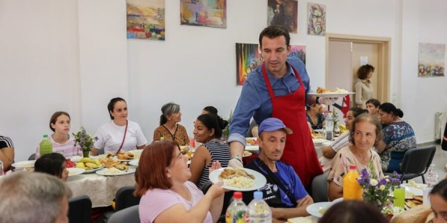 Erion Veliaj për Kurban Bajram shtron drekë për njerëzit në nevojë