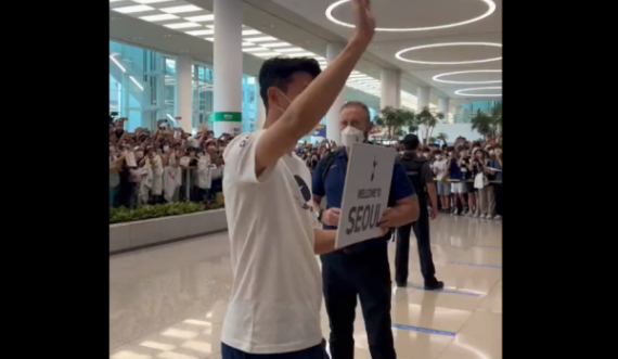Son i pret në aeroportin e Koresë së Jugut bashkëlojtarët dhe trajnerin