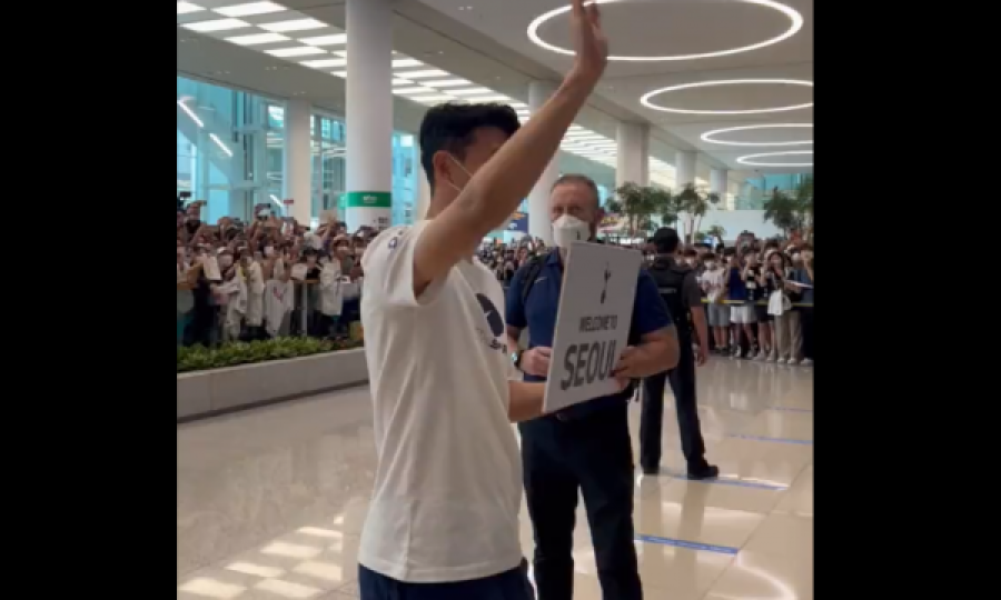 Son i pret në aeroportin e Koresë së Jugut bashkëlojtarët dhe trajnerin