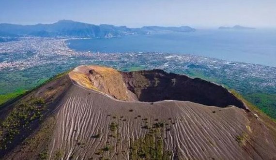  U ngjit për të bërë foto, turisti amerikan rrëzohet brenda vullkanit Vezuv