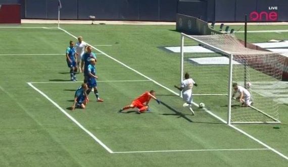 E pabesueshme: Futbollisti ia mohon golin ekipit të tij, e largon topin nga vija e portës