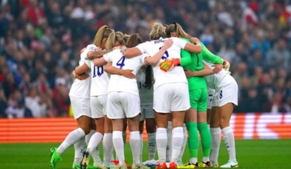 Futbollistet e Anglisë kundër shorceve të bardha