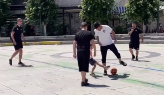 Futbollistët e Inter Turkut argëtohen në sheshin e Prishtinës