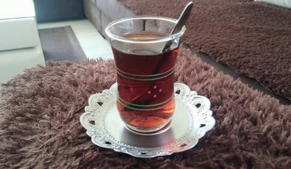 Çaji i zi ndihmon në uljen e shtypjes së gjakut