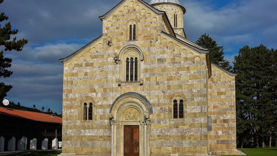 Në këmbim të anëtarësimit në KiE  zbatimi për pronat e Manastirit të Deçanit