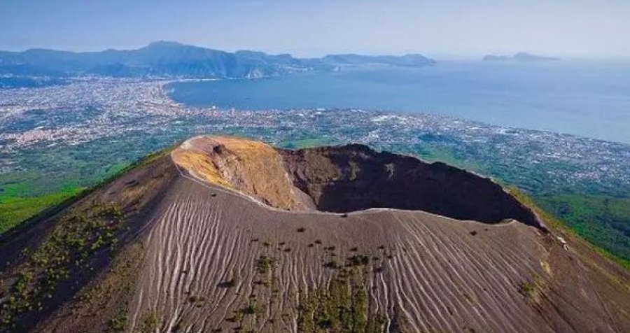  U ngjit për të bërë foto, turisti amerikan rrëzohet brenda vullkanit Vezuv