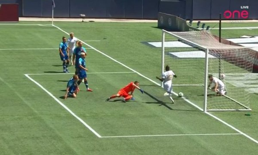 E pabesueshme: Futbollisti ia mohon golin ekipit të tij, e largon topin nga vija e portës