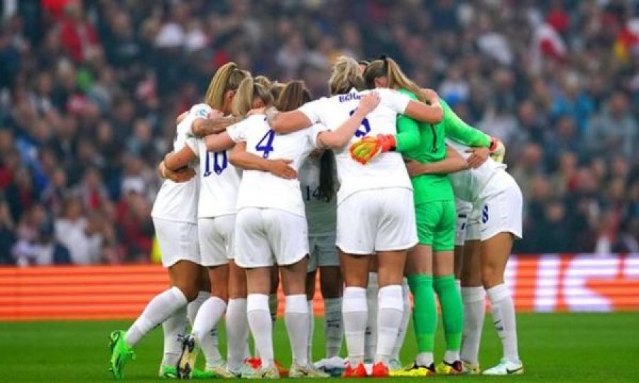 Futbollistet e Anglisë kundër shorceve të bardha