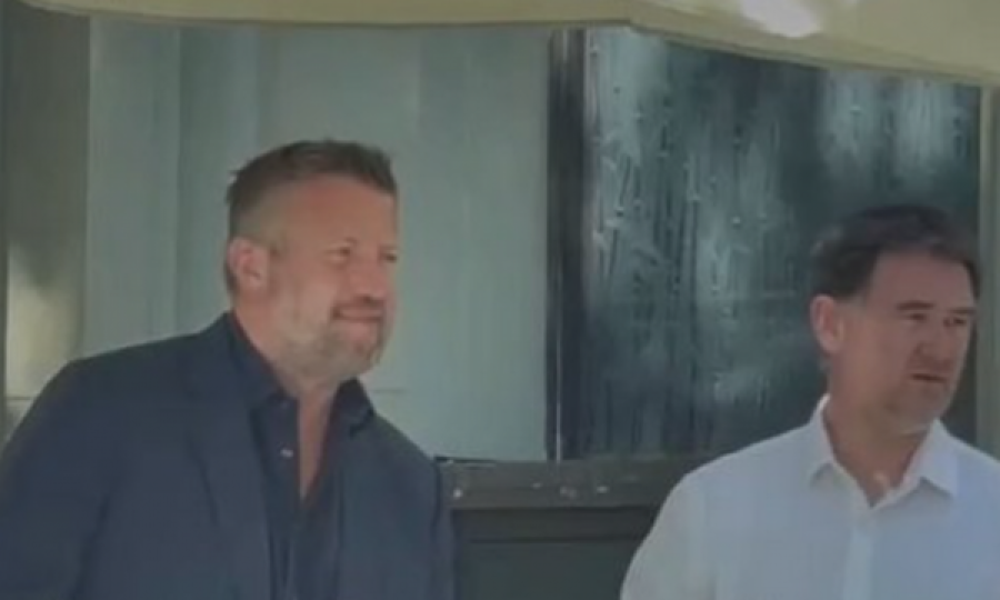 Zyrtarët e Man Unitedit shihen në Barcelonë