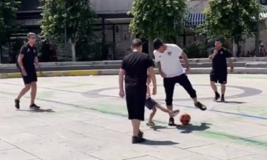 Futbollistët e Inter Turkut argëtohen në sheshin e Prishtinës