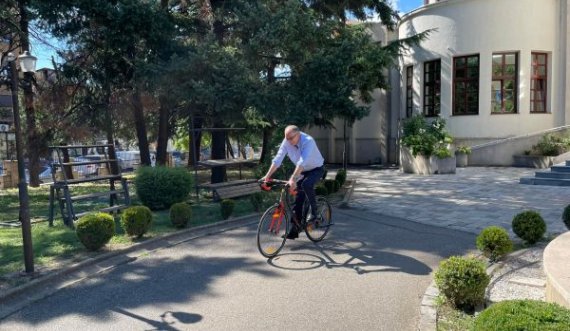 Shaqir Totaj shkon në punë me biçikletë