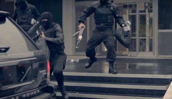 Autorët hyjnë si klientë në bankë dhe dalin me çantat plot