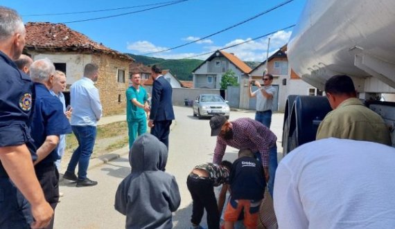 Dyshimet për helmim të ujit në Han të Elezit, ministri Krasniqi viziton komunën