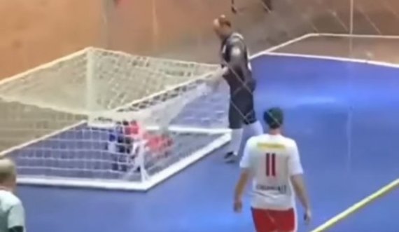 E humb penalltinë në stilin “panenka”, e rrëzon portën dhe futet vetë në të