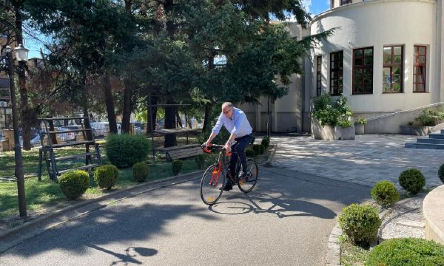 Shaqir Totaj shkon në punë me biçikletë