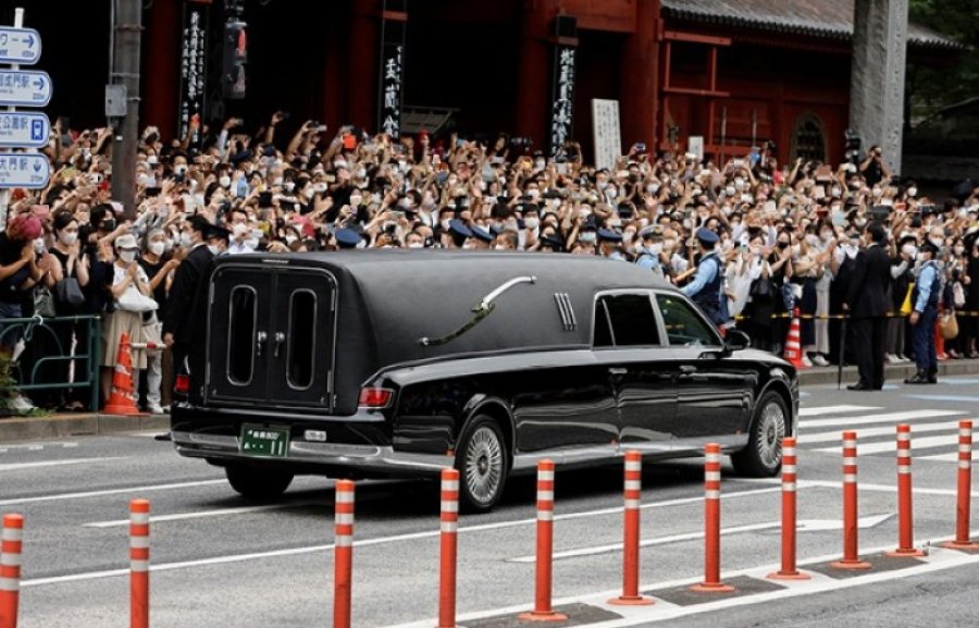 Japonia mban funeralin e Shinzo Abe