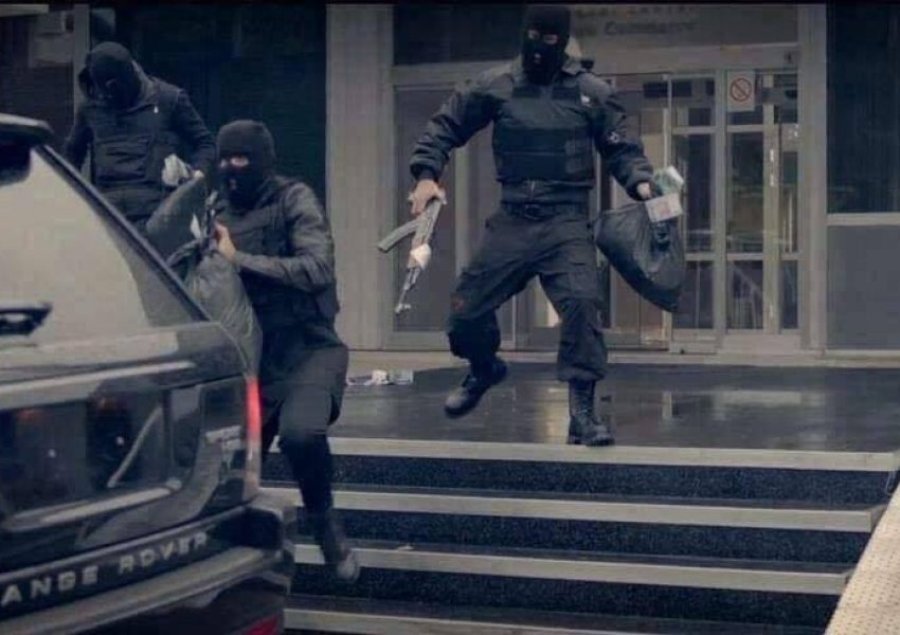 Autorët hyjnë si klientë në bankë dhe dalin me çantat plot