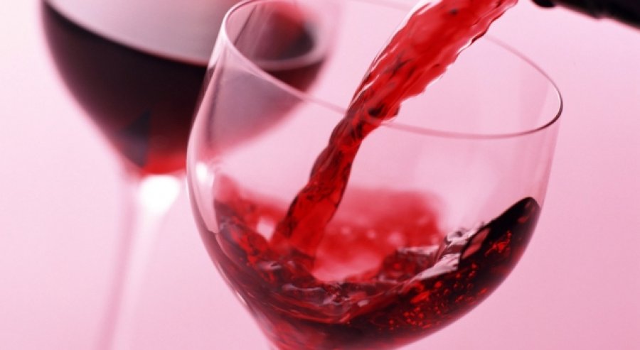 Pesë përfitimet shëndetësore të pirjes së një gote me verë të kuqe