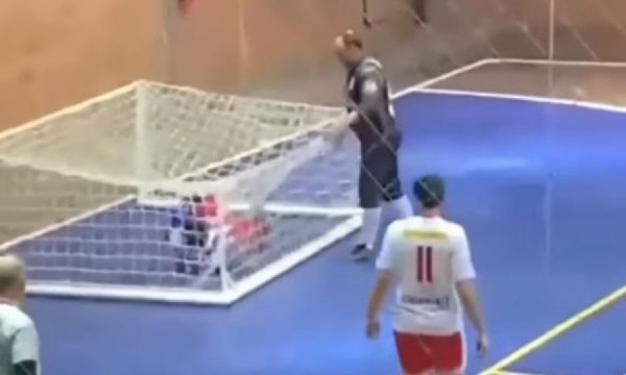 E humb penalltinë në stilin “panenka”, e rrëzon portën dhe futet vetë në të