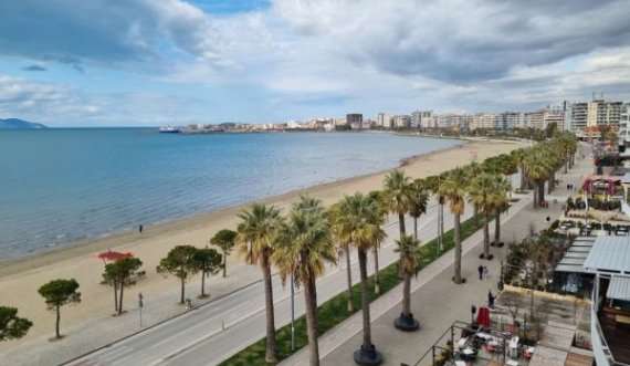 “Vlora e zbrazur”, kryetari i saj i fton kosovarët të shkojnë në bregdet