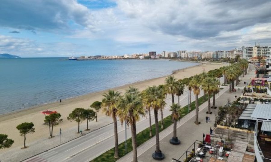 “Vlora e zbrazur”, kryetari i saj i fton kosovarët të shkojnë në bregdet