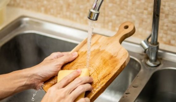 A e keni ditur se detergjenti i enëve nuk është një pastrues ideal për dërrasën tuaj të kuzhinës