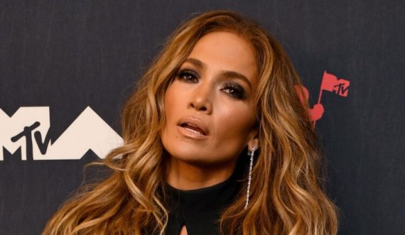 Jennifer Lopez kombinon gjerdanin mahnitës me një fustan të bardhë 