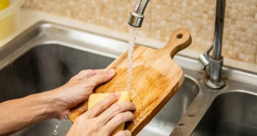 A e keni ditur se detergjenti i enëve nuk është një pastrues ideal për dërrasën tuaj të kuzhinës
