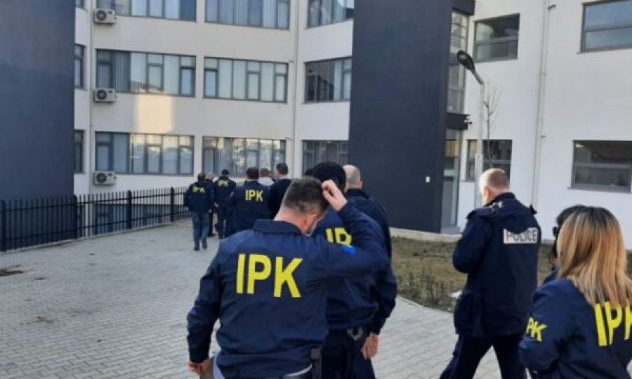 IPK arreston një zyrtar policor dhe gjashtë qytetarë në Pejë, për çka dyshohen ata?