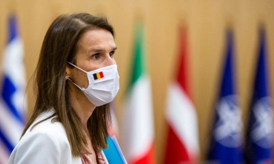 Ministrja e jashtme belge jep dorëheqje të përkohshme që të kujdeset për burrin e sëmurë