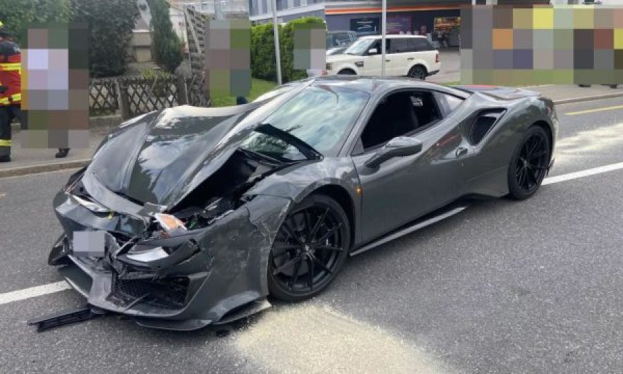 Kosovarja shtatzënë që ngiste Ferrari goditet nga një VW Golf, detaje nga aksidenti