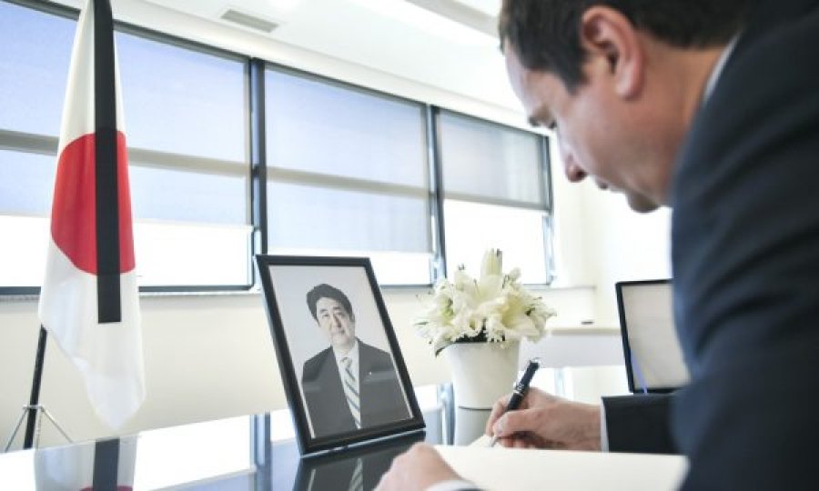 Kurti shkruan në librin e zisë për vdekjen e Shinzo Abes, kujton një nismë të tij për Ballkanin