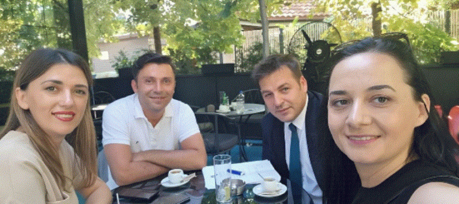 Fitore Pacolli feston me kolegë pas kërcënimit që ua bëri mediave