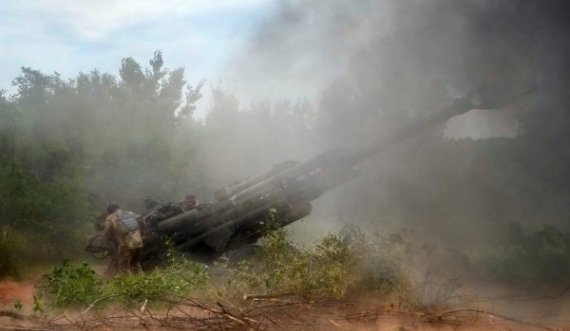 Ushtarët ukrainas përdorin artileri amerikane me rreze të gjatë “Howitzer”