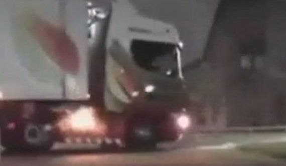Pamje kur shoferi i futet me kamion të dashurës në dhomë të gjumit pas një zënke