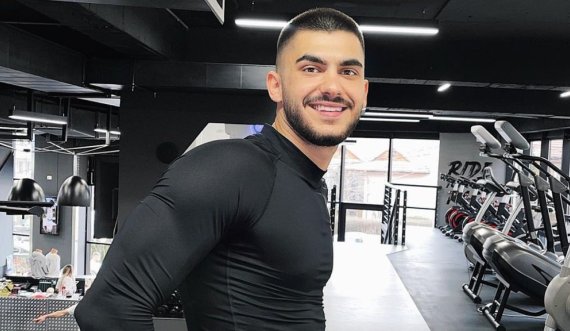 Butrint Imeri po i ‘çmend’ vajzat me fizikun e tij