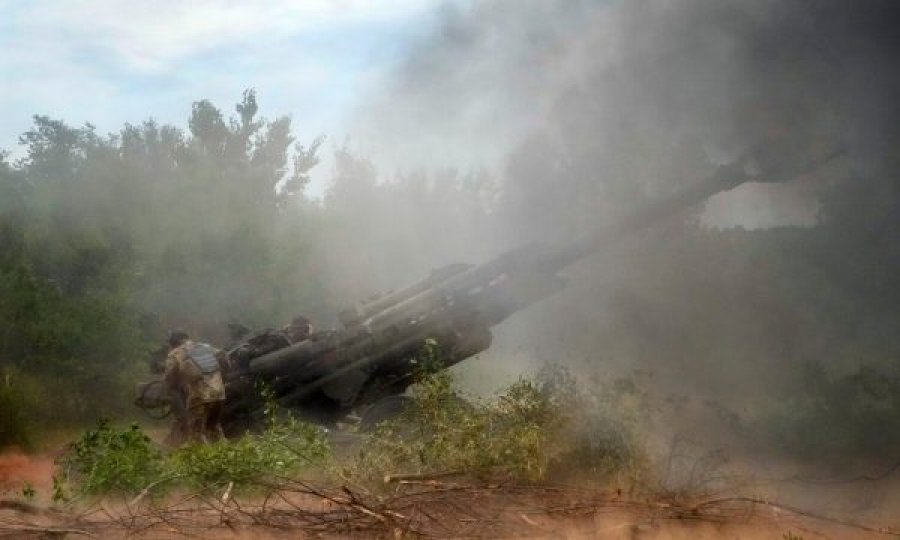 Ushtarët ukrainas përdorin artileri amerikane me rreze të gjatë “Howitzer”