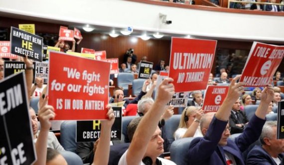 Parlamenti maqedonas miraton propozimin francez, shpresë për integrimin e Shqipërisë dhe RMV