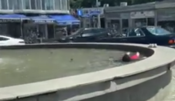Temperaturat e larta, qytetarja në Prishtinë lahet në shatërvan
