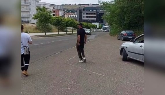 Tifozët e Drenicës dalin në rrugë për të ndaluar hyrjen e studentëve serbë në Prekaz