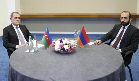 Ministrat e Armenisë e Azerbajxhanit mbajnë takimin e parë që nga konflikti me mijëra të vrarë