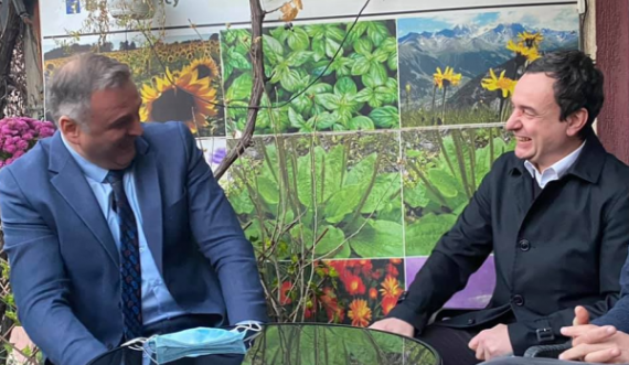 E heqin Mefin, kjo tash është foto e Kurtit virale në rrjetet sociale