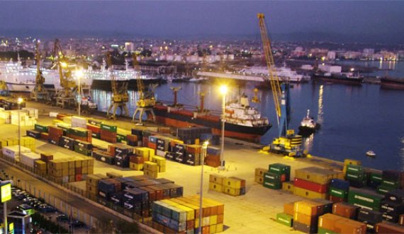 Anija e ndaluar në Durrës për drogë, 30 të shoqëruar