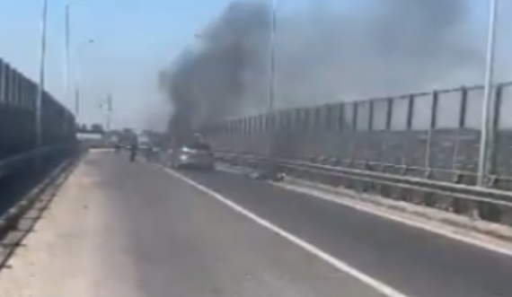 Autorët i dolën para veturës dhe zbrazën 50 plumba