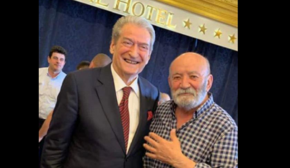 Sali Berisha ia çon një përshëndetje Çun Lajçit, veç për qejf