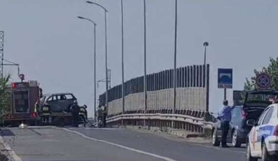 Zjarrfikësit e forcat e policisë në vend, momenti kur largohet nga mbikalimi automjeti i shkrumbuar