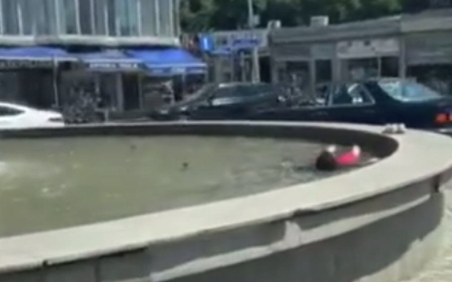 Temperaturat e larta, qytetarja në Prishtinë lahet në shatërvan